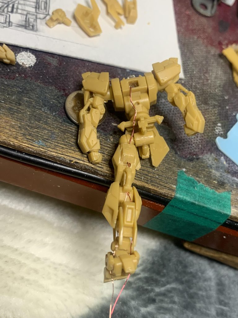 首軸をカットして首からバックパック取付け穴まで2ミリ穴を貫通させ、2ミリ塩ビパイプを挿して新たな首軸にしています。他は太ももの後ろに空洞があったのでそこから膝裏あたりまで1ミリ穴を貫通させました。完全に配線を隠しきれていませんが、正面から見る分には気にならないのでこれで良しとしました。