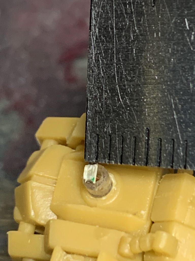 チップの大きさは約1ミリ。配線もめちゃくちゃ細いです。