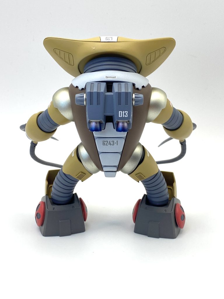 背中のバックパックはツライチで収まります。干渉部分は皆無で、初めからこうであるようなまとまりになるようにしました。