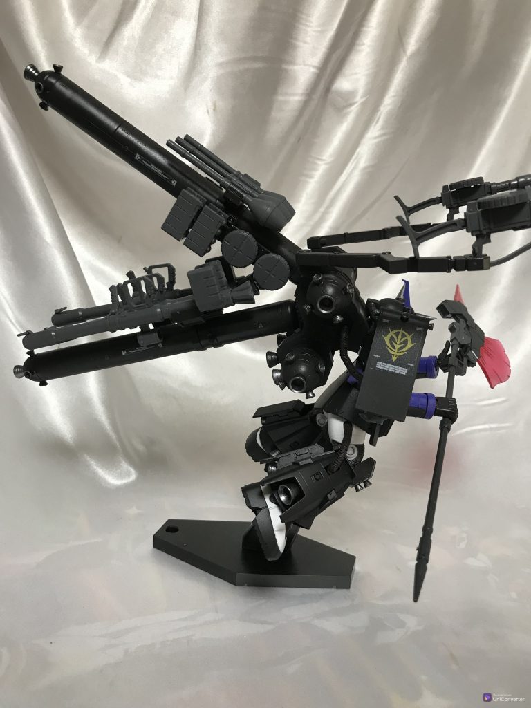 プロペラントタンクの位置を上下変更し、サイコザクとと差別化。この装備なら角外してガイアにしなくてもよかったかもです！でもこのカラーで作りたかったんで感無量です(^-^)