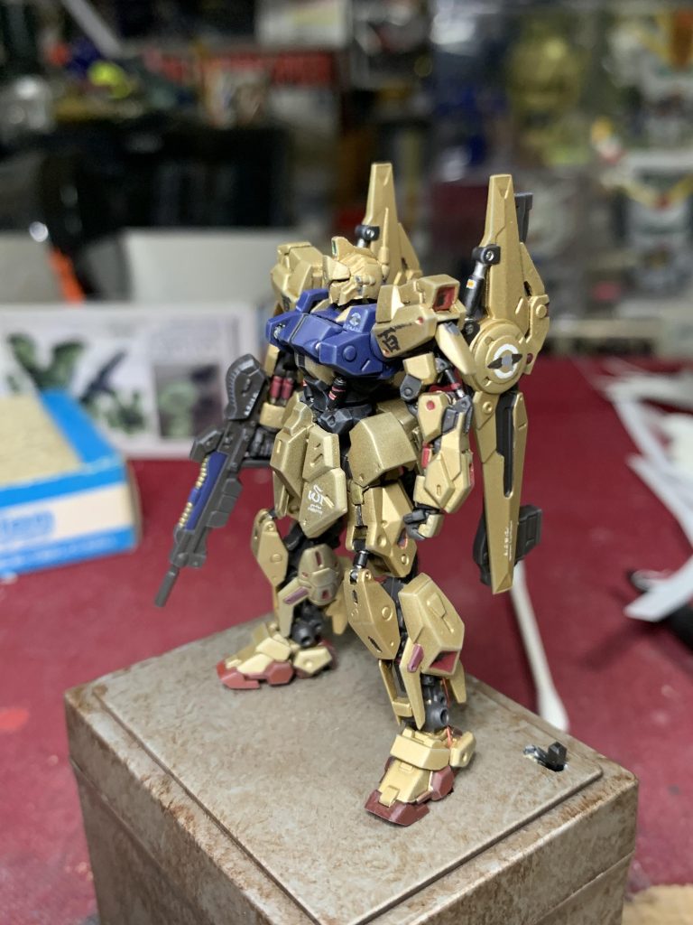 仮組み段階で思いましたが、組むのがめちゃくちゃ難しいですね〜コレ。塗装後に組む際も苦戦しました。固定モデルだし、はめ込みがキツいところは事前に削ってゆるゆるに加工して接着した方が簡単かもな〜と。バイクプラモみたいなイメージで組む方が楽かも。