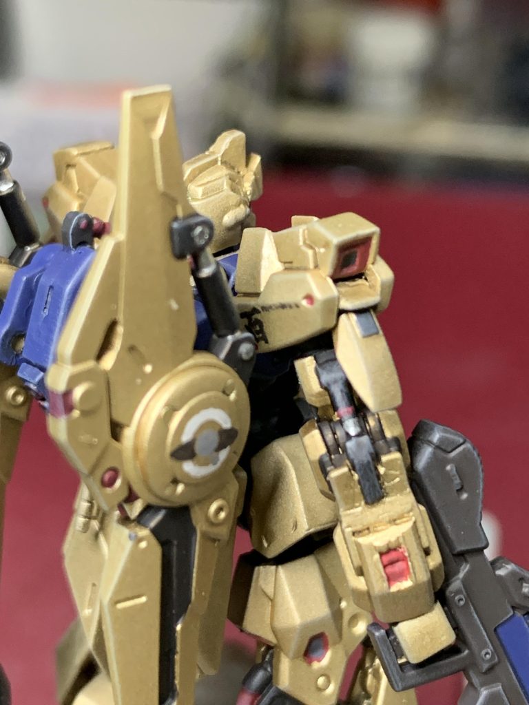 肩の百の字は正面側だけ書くつもりでしたがパーツの左右を間違えていたので結局両面に書きました。この百式、左右共通じゃないのよね。注意が必要です。