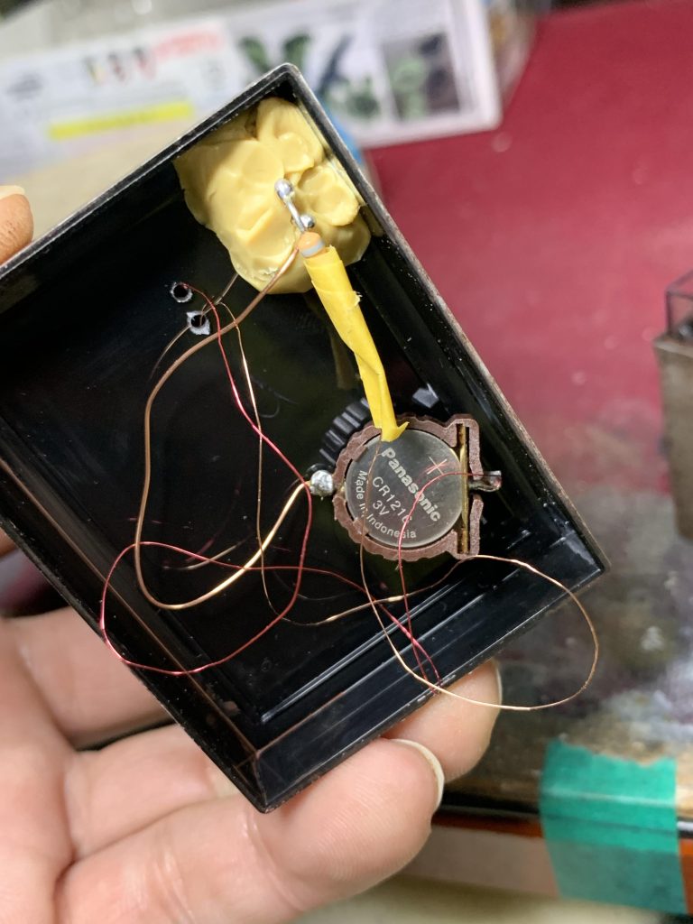 台座の中に電飾パーツを収納するつもりで高さのあるフタ付きのクリアケースを台座として使いましたが、フタの部分だけあれば充分だったようです。