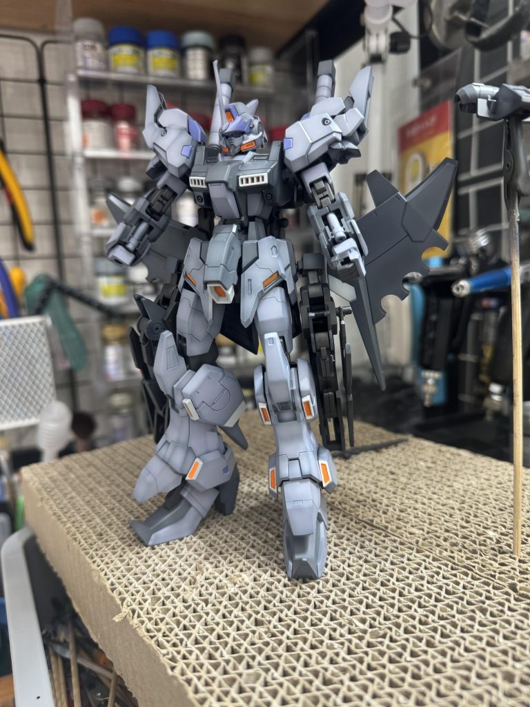 グラデーション塗装した状態でバランス見てるところです。肩に比べ足の色が単調だったので、このあと少し調整しました。