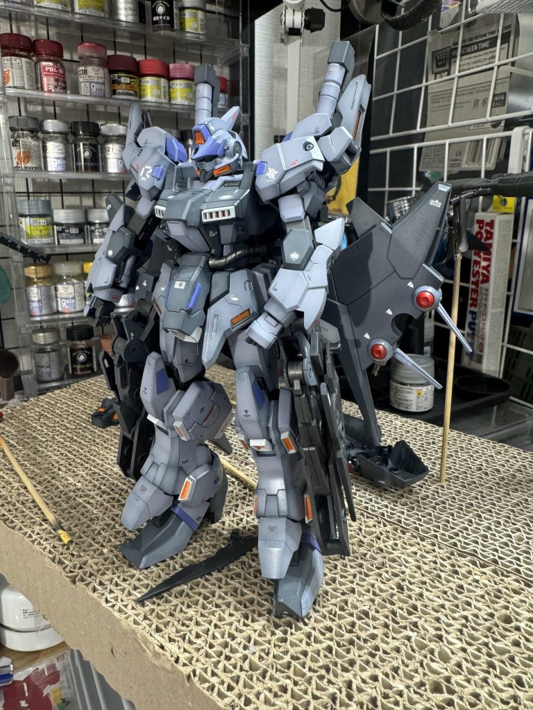 デカールを貼り終えたところです。