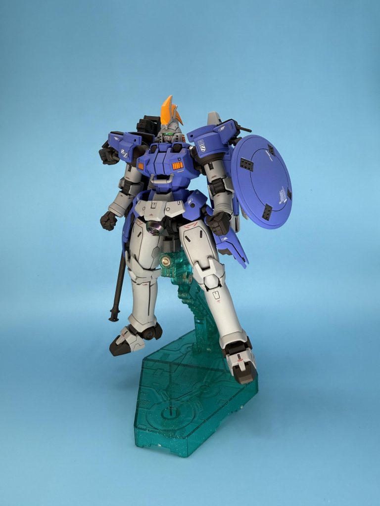 大きな改造は行なっていません。頭部形状を少し変更し、カメラアイをツインアイからゴーグルタイプに変更。ガンダムWはリアルタイムで視聴していましたが、GジェネFのムービーの印象が残っており、当時のイメージで変更しています。丁寧な基本工作を心がけました。