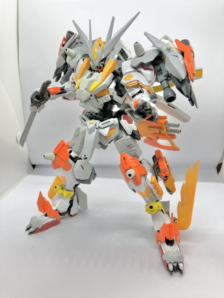 接近戦では敵機体の装甲の隙間やフレームの関節に攻撃して斬り裂き破壊する