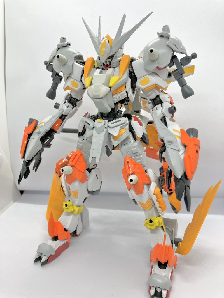 ワイルドモード肩のガントレットを両腕に装着した近接戦闘形態