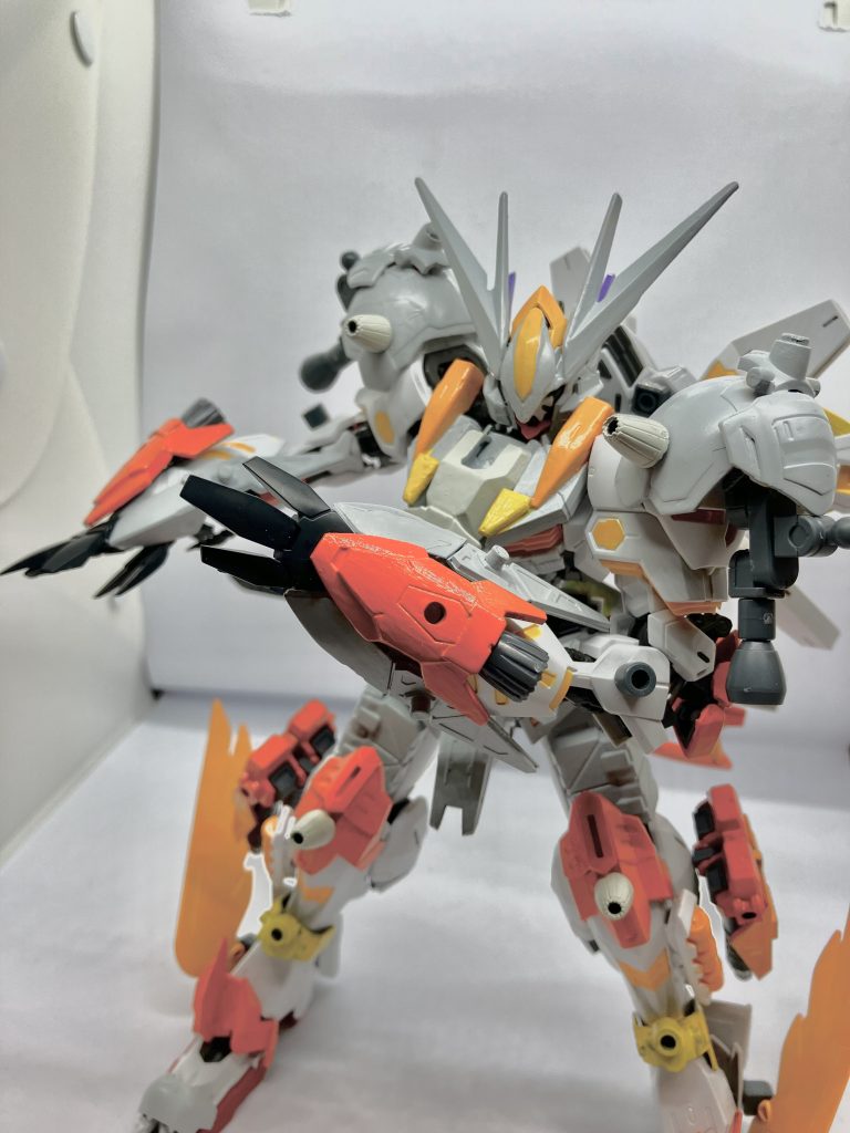 ガントレットの爪は敵機体を掴むだけでなく装甲を斬り裂くことが可能で武器の破壊や直接コックピットを狙うことが出来る