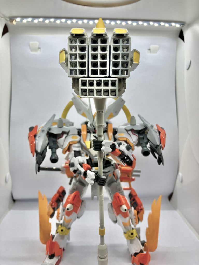 巨大なMAや無数の敵機体を相手にする場合ミサイルハッチを展開して無数のミサイルを放ち攻撃を仕掛ける