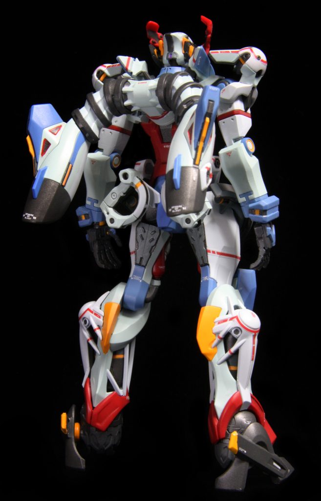 今回は可能な限り塗り分けを再現するというテーマの元で制作しました。その為色の方もレッドとホワイトを2色(フレイムレッド、ワインレッド)(ホワイト、薄いライムグリーン)。グレーは3色(ライトグレー、ガンメタリック、シルバーグレー)用意して塗装しました。そして色もなのですが、塗分けそのものも公式が完全に諦めてるのには驚きました。特に背面ノズル部は目立つにも関わらず塗分けされていなかったのには正直引きました...。また当初コーションデカールを貼る予定は無かったのですが、いつもの発作でつい貼ってしまいました。今回はスジボリ堂さんのロボデカールを使いましたが、1/144向けの極小デカールだったので、今回貼る時にかなり注意した「決して本体のデザインより目立たない」という要件をしっかり満たせてよかったです。