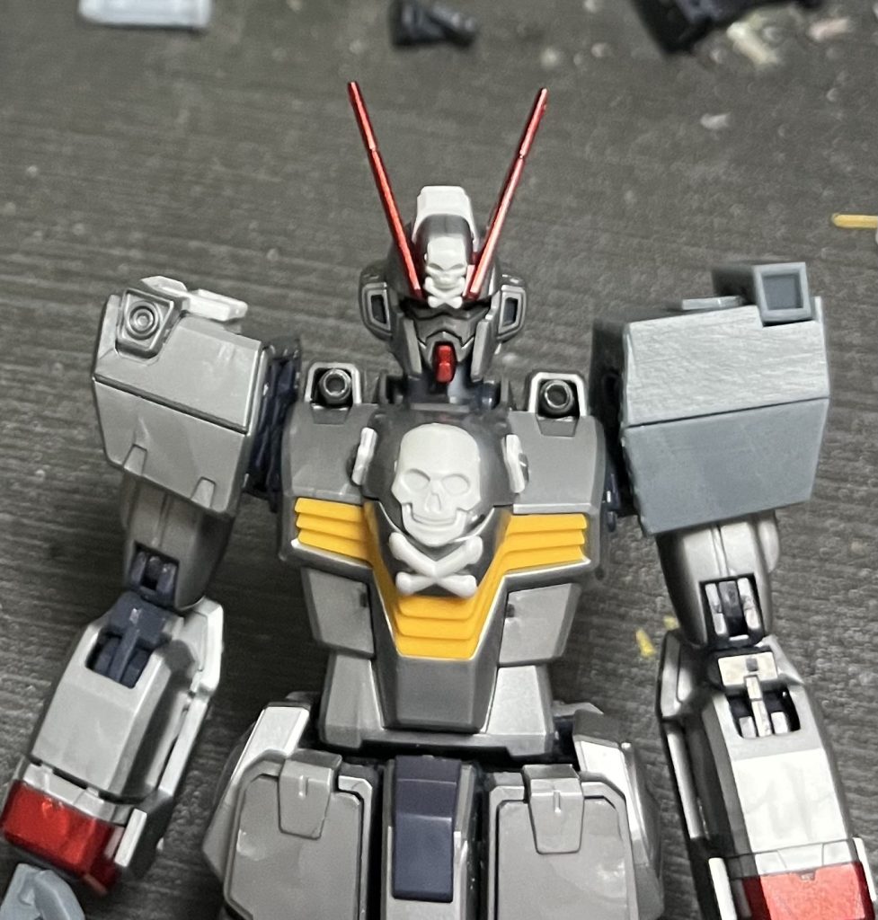 X-11はアンテナはX0、胸のダクトはX1になっているのでそこは余剰で再現しています。ガンプラのクロスボーンは漫画とイメージが違いますので肩は大きく作り直しています。