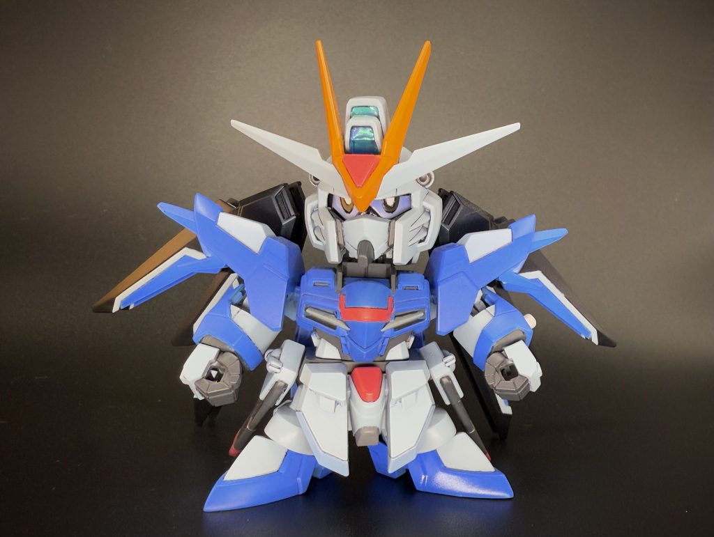 SDEXのすらっとした手足をSD体型に短縮。少し強引に切断・接着しています。手足に合わせてボディも幅増できると良いのでしょうが、そこまでの技術がないので今回はオミット。SDガンダムは目が命。ということで瞳を追加。それにあわせて、くまどりのあたりを少し整形しています。着色するまで気がつけませんでしたが、目のパーツが少し奥まってしまい、角度によっては、見た目がイマイチになってしまいました。今回の最大の反省点です。