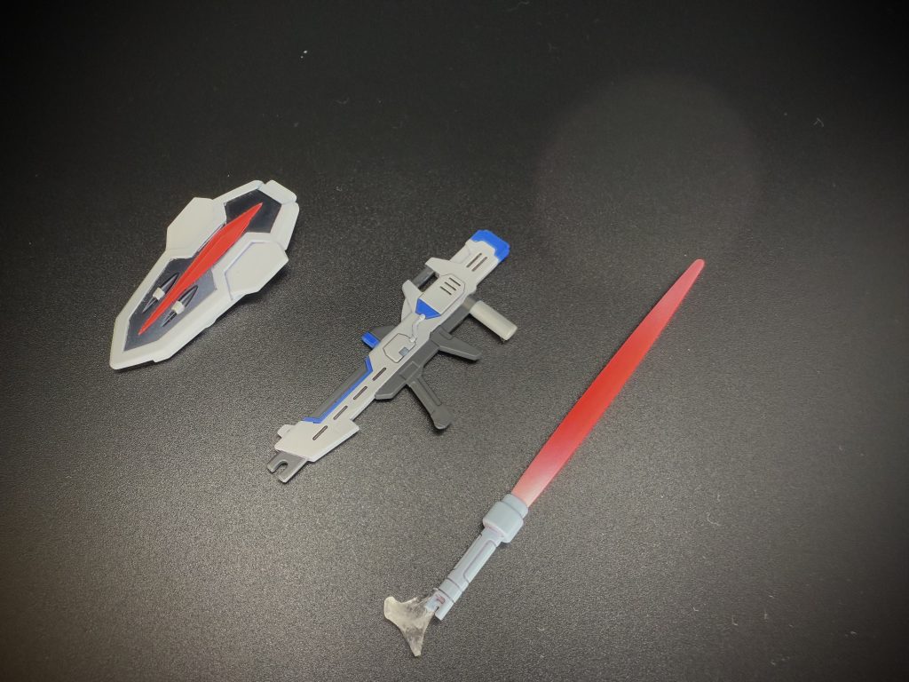 ウェポン。ライフルは一体成形の薄いパーツでボリュームに欠けますが、塗り分けのみ。