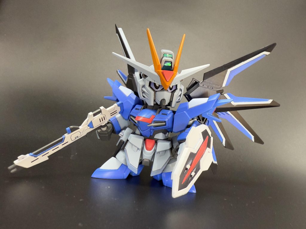 背面ウイング展開。手足は短縮してしまっていますが、元が最近のSDということで、最低限の可動はします。