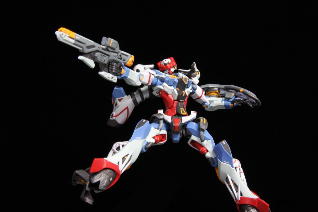 赤いガンダムに速攻で破壊されたビームライフル全体のラインもですが銃床部分の白いパーツや銃口、スコープ(センサー)のマウントレールから、正直自分は唯一山下さんデザインにある