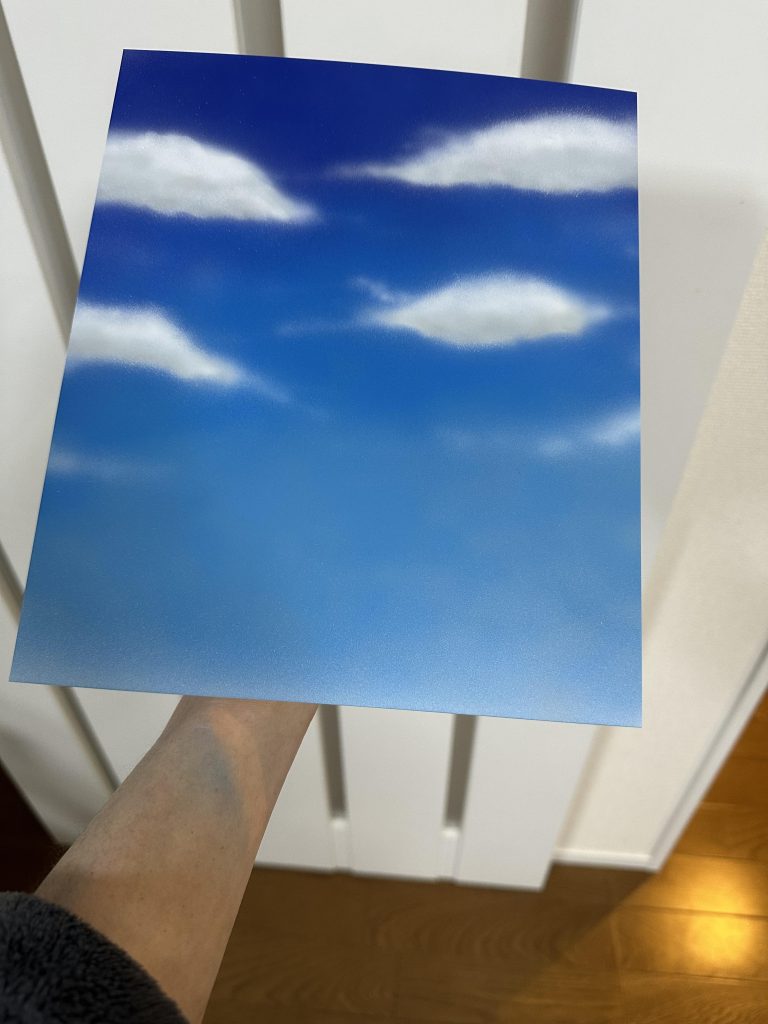 プラ板に空を描いて背景にしようとしたのですが、