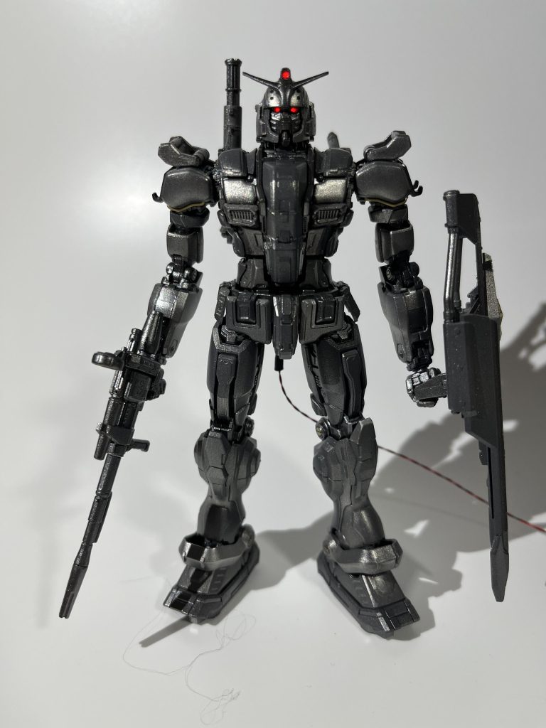 ツインアイと頭部センサーを電飾黒い塗装に赤LEDで悪魔的な印象に