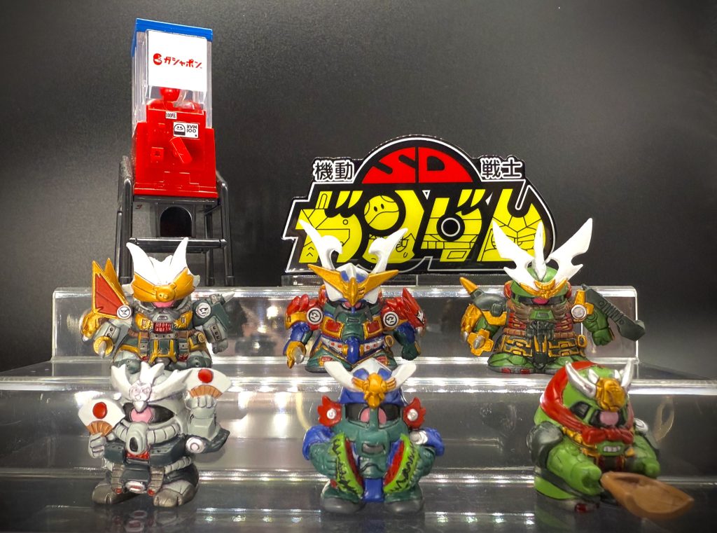 以上、殺駆三兄弟でした。ガン消し塗装の楽しさを少しでも共有できたらと思い、投稿させていただきました。ガン消し塗装を通じてシタデルカラーに出会ったのですが、評判通り非常に使い勝手の良い塗料です。 ・水性なので換気不要。リビングで塗装できる ・隠蔽力が強い ・短時間で乾燥 ・筆むらが出にくい 等々。少々お値段は張りますが、十分その価値はあるように思います。 ガン消しは、家老ズのようなBB戦士等で立体化されていないキャラが豊富に存在します。また、塗装して感じたのですが、30年以上前に発売された塩ビ樹脂人形とは思えない凝ったディテールとなっています。ガン消し自体、中々入手が難しいかもしれませんが、比較的短時間で完成でき、コレクション性も高いと思います。そして、何よりデフォルメ具合が至高です。SDガンダム好きの皆様、ぜひ一度、ガン消し塗装に触れてみてはいかがでしょうか。最後までご覧いただきありがとうございました(zaku-kao8)