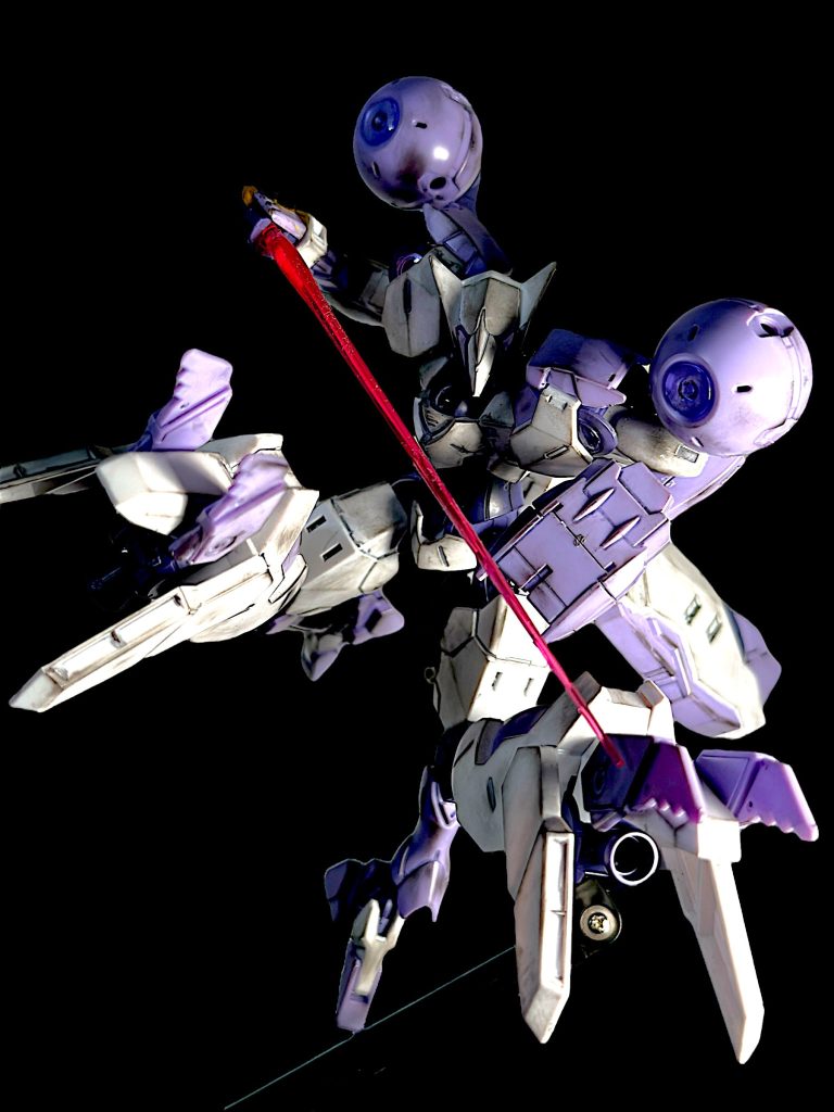 リドリック小隊所属機。 機体の違いは頭部のみ。脚部の武装はアームで接続されているので、内蔵されたクローを可動させ展開すると、グッと迫力が出るのが良いですね^_^