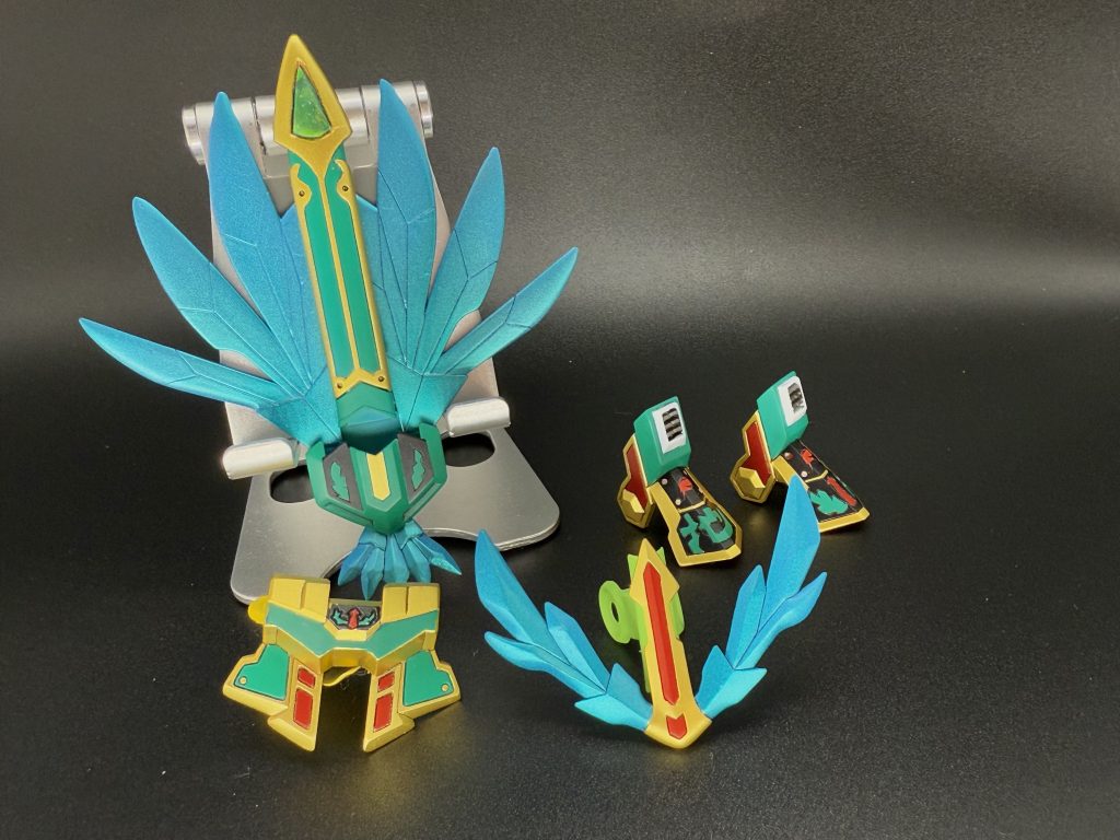 地の鎧。地脈翼(ウイング)と、角飾りの“ブルーグリーン“のカラーリングがお気に入りです。グリーン下地→プリズムメタリックターコイズライトブルー→蛍光ブルーグリーンにて塗装。半つやでしっとり仕上げています。基本的に、付属のシールは使用しておらず、肩の鎧の「地」の文字と、新荒駆烈主のシンボルマークもスジボリ+マスキング塗装で仕上げています。