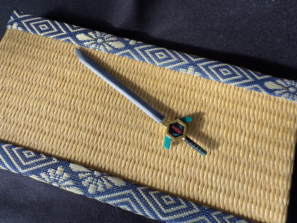 地神剣。刀身は薄く削り出し、日本刀らしくシルバーで紋様を表現しました。