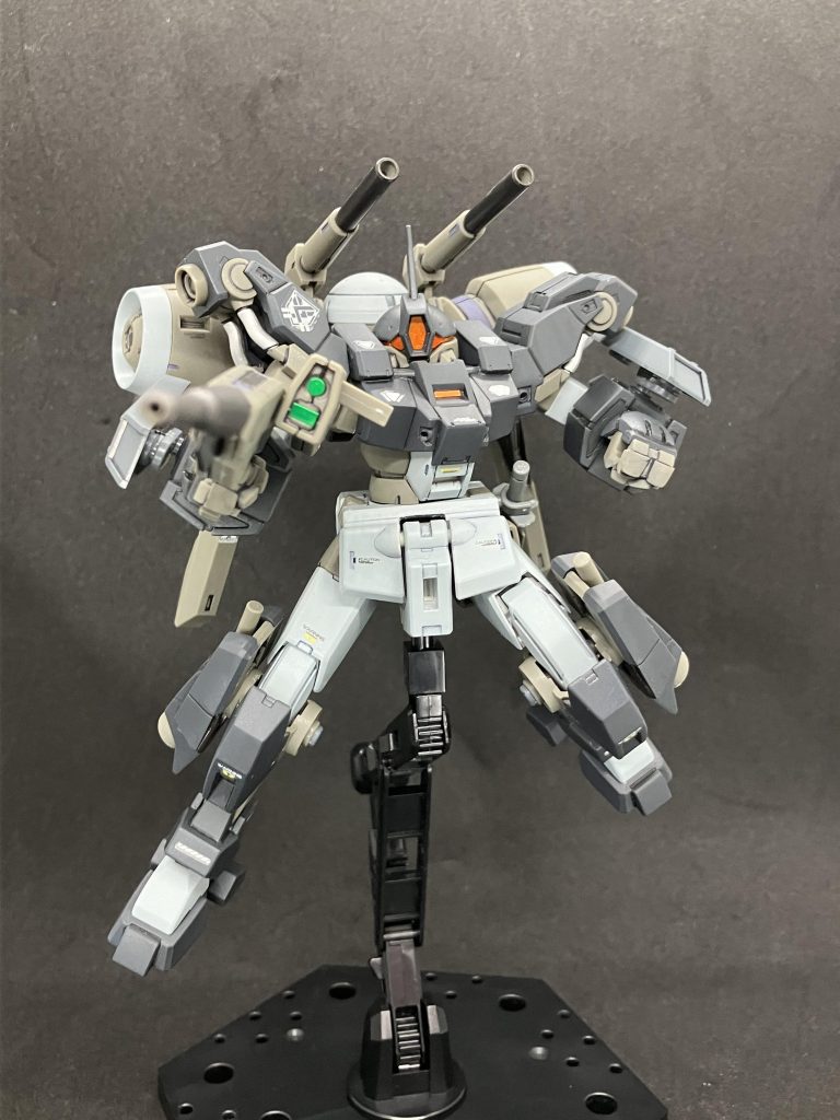 一部の組み方を変え、武装を追加して塗り替えただけなので本体の大きな改修は行わず、塗装のクリアランス確保といつも通りスジ彫りの彫り直しなどをしています。 制式採用に当たって常時背面のビームキャノンを前方に向けた状態にしているという設定にしています。