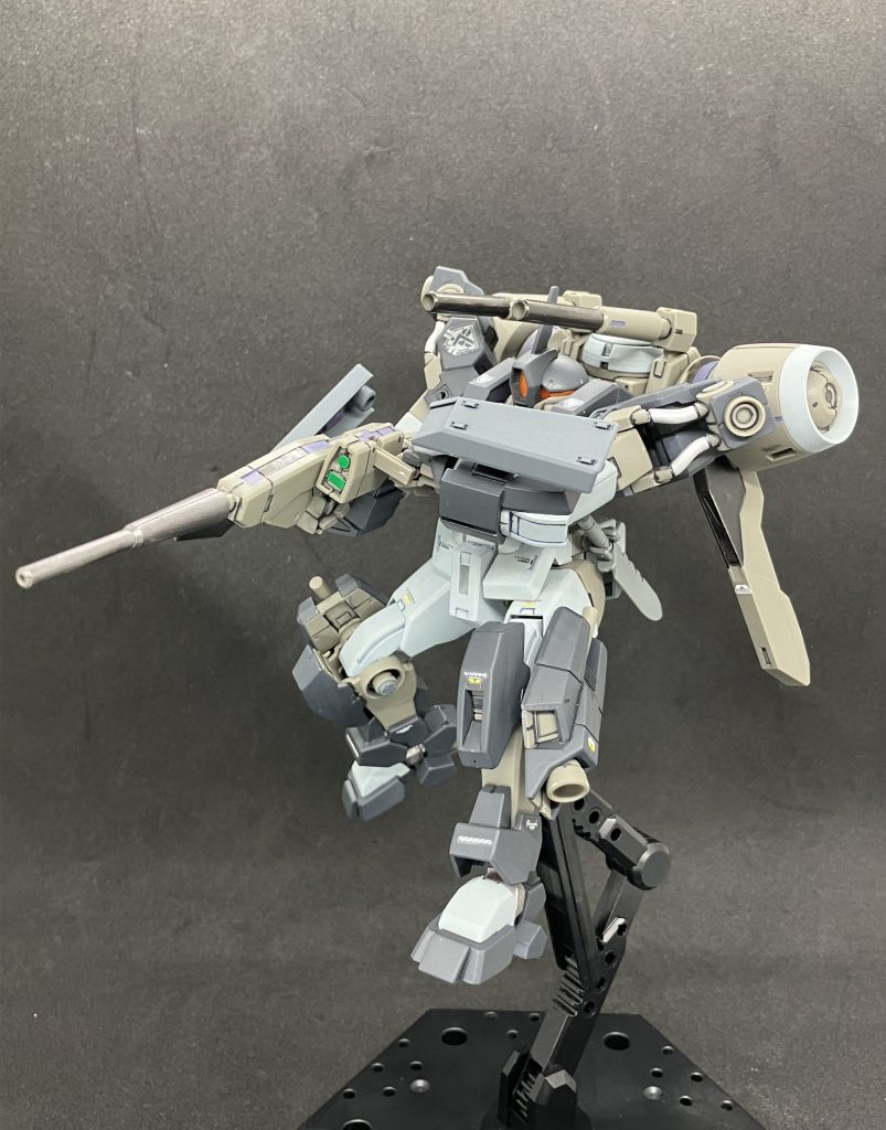 前腕の装甲板はHGBCボールデンアームアームズの付属品をカスタマイズマテリアル付属のクランクジョイント(小)で接続しています。