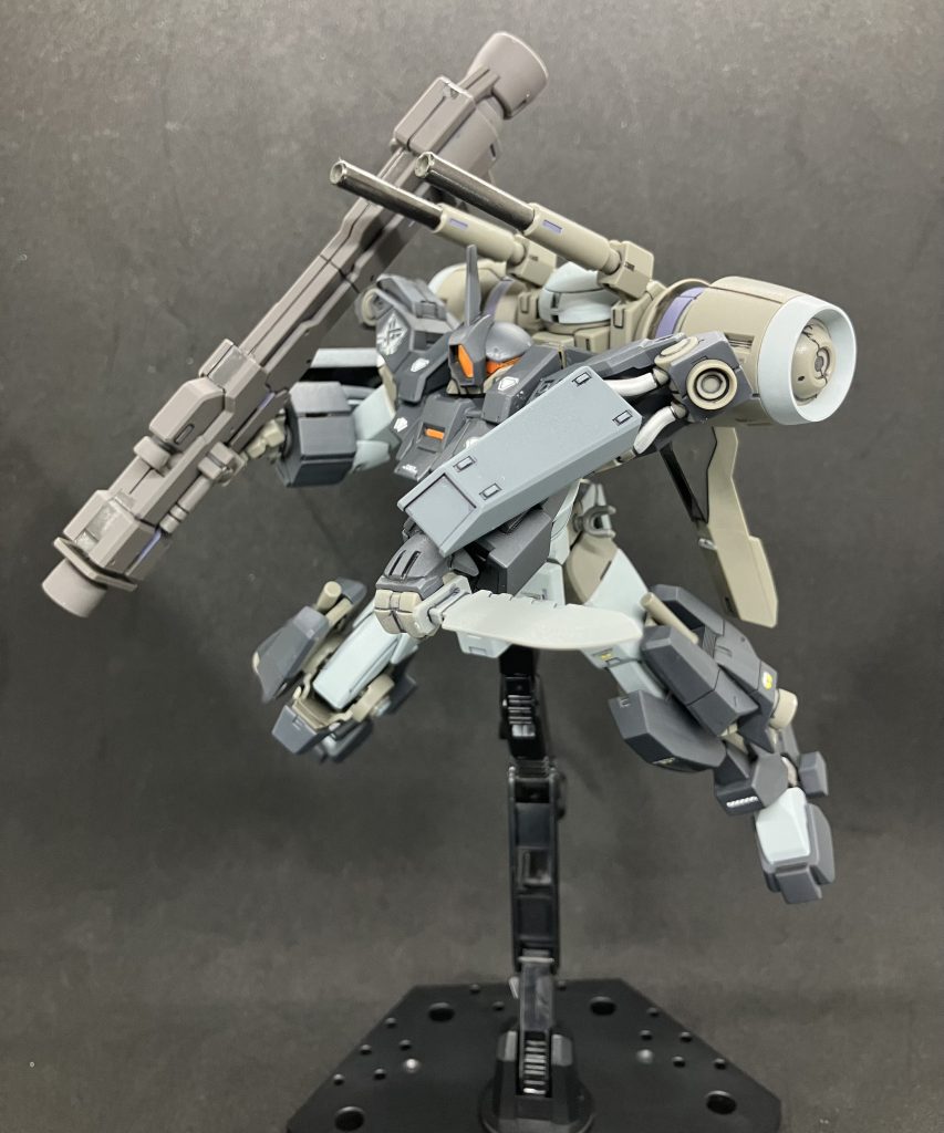 緊急時の装備としてコンバットナイフを追加。デミギャリソンとデミバーディングではライフルのコネクタの規格が違うのですが、バズーカはコネクタにつなぐ必要がないのでそのまま持てます。肩やバックパックと干渉しやすいですが...