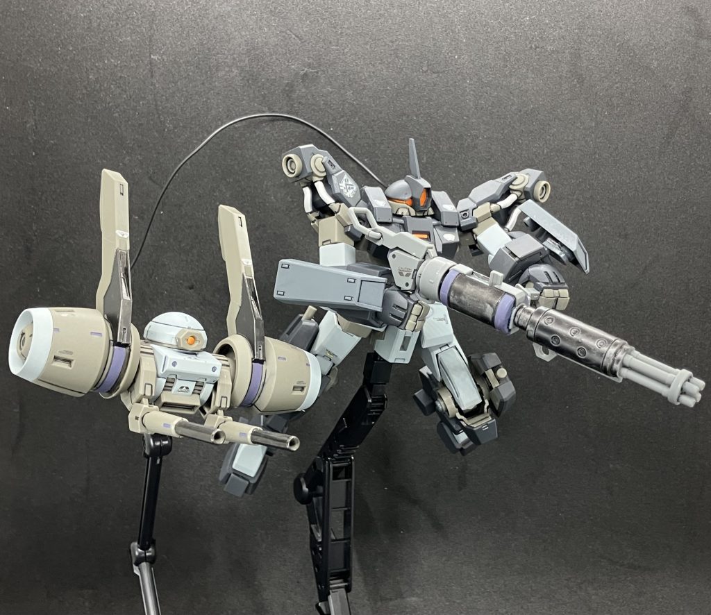 バオリパック展開状態。今回バックパックの組み方をアレンジし、左右のスラスターユニットを逆に組んだことでバオリパック展開時に強そうなシルエットになるようにしてみました。