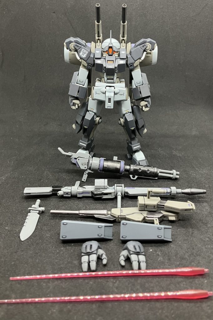 塗装は水性ホビーカラーを中心に使いました。デミギャリソンの成型色に近い色を探したのですが、濃いブルーグレーの色味で近そうな色が最寄りで買えず、わざわざ通販使うのも面倒なのでアレンジして暗めの、渋めの色合いに変えました。・本体ダークグレー=水性ホビーカラー ファントムグレー・本体ライトグレー=同 明灰白色(1)・ガンメタ1=ガンダムマーカー メタリックブラック・ガンメタ2=同ヘビーガンメタリック・武器等グレー=同メカグレー・銀=同シャインシルバー・オレンジ=同メタリックオレンジ デカールは別売のガンダムデカール水星の魔女汎用①のチュチュ専用機のデカールを中心に、③の通常デミトレーナーのものやディランザ共通のマーキングを織り交ぜて貼っています。右肩のマークはデミギャリソンから。 仕上げは水性ホビーカラーのつや消しとUVカットスムースクリアーを1瓶ずつ混ぜたものでトップコートしました。1:1でなく、1瓶ずつというところがミソです。 余談ですが事前のサフ吹いた後に塗装するとき、サフと明灰白色の色がほぼおんなじで「ちゃんと色乗ってるのかな...?」と混乱を招きました。かといって黒サフ下地だと明灰白色の隠蔽力が低いので苦労しそうだなと言うジレンマ...