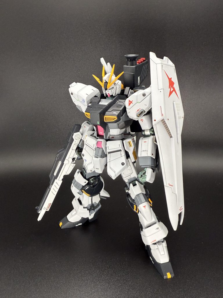 「モデルグラフィックス」2019年5月号に掲載されていた、朱凰@カワグチさんの作例「ナラティブガンダムから作るνガンダム」に一目惚れ。書店で冊子を購入し、勢いで作り始めましたが、ナラティブにνの装甲を違和感なく被せるのというのが思いのほか難しく、途中で方向転換。Hi-νも使い、ミキシングのハードルを下げて製作することに。