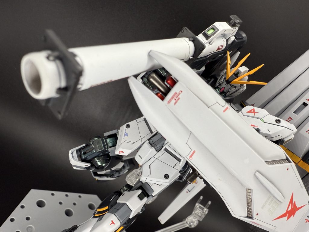 バズーカ構え。伸縮可能なRGのものを見慣れたせいか、少し短めに感じます。