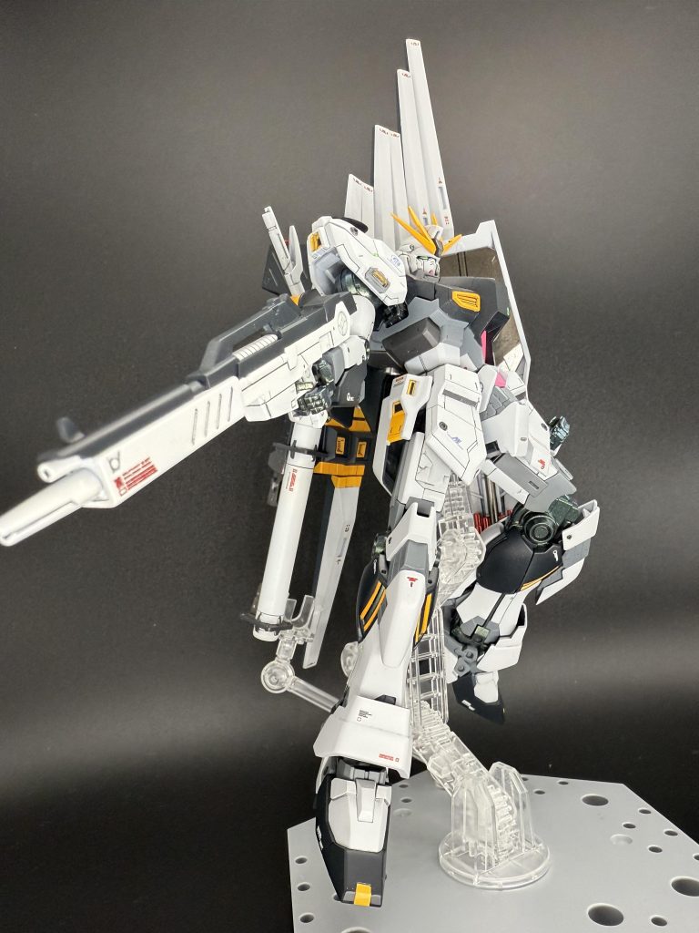 νガンダムのビームライフルをそのまま使用しており、ナラティブが小柄なため、大型のビームライフルの印象になります。