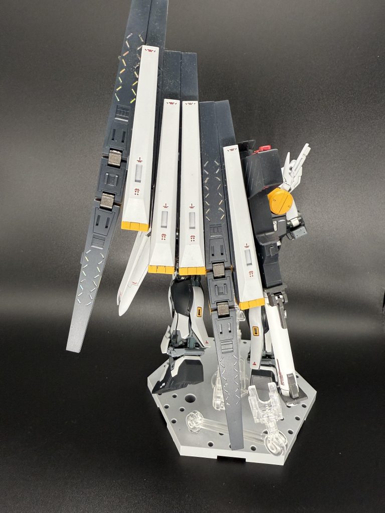 背面です。後ろからのシルエットは、ほぼνガンダムです。