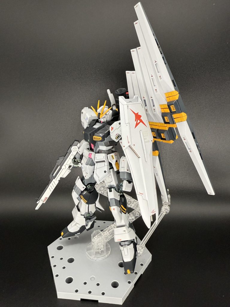 武装状態。ファンネルが重く、スタンド無しでは自立が難しいです。νガンダムといえば、マッシブなシルエットのイメージですが、ナラティブガンダムをベースにしているので細身のシルエットに。“やせっぽち“です。少々わかりにくいですが、関節部はサイコフレームを意識し、グリーン系のパール光沢仕上げとしました。