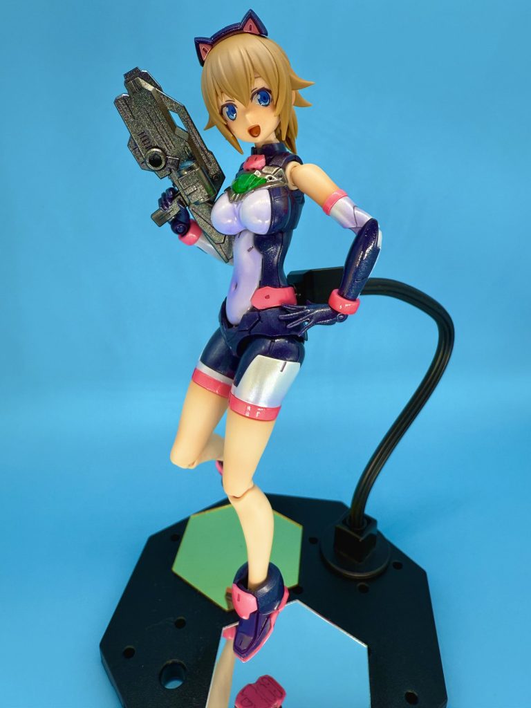 塗装後の本体。成形色を生かした仕上げとしています。・肌部分:クリアフレッシュでグラデーション→スムースクリアでつや消し・髪の毛:クリア+ホワイトでハイライト→スムースクリアでつや消し。・衣装部:クリアーパープルによるグラデーション+パール吹付→光沢仕上げ。・瞳:UVレジンで立体感とツヤを出しています。・頬、口周り:エナメル塗料、ウェザリングマスターで少しお化粧を。