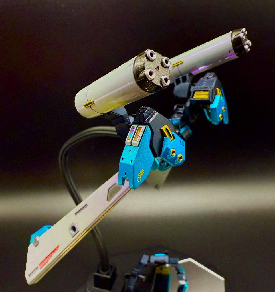 上半身の装甲パーツ。RX-81をモチーフにしているとは聞きましたが、そのままですね。かっこいい。アーマー部は本体と差別化を図るため、金属の質感をイメージした塗装としています。装甲の色はイエロー→ブルーグリーンに変更。シルバー下地にクリアカラーでキャンディ塗装。差し色はゴールドに。デカールもゴールドのものを使用してみました。プロペラントタンク、肩部武装はグレー下地→パープル系のパール→光沢仕上。写真ではわかりにくいですが、金属感が出せたと思います。センサー部?は、デコレーションテープ+UVレジンでセンサーらしく。