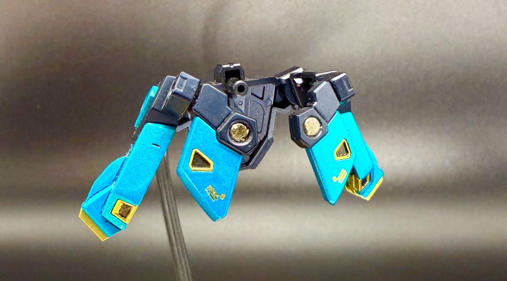 下半身の装甲パーツ。ブラック部分はガイアノーツのプリズムブルーブラックの半ツヤです。アクセントとしてメタルパーツを使用しています。