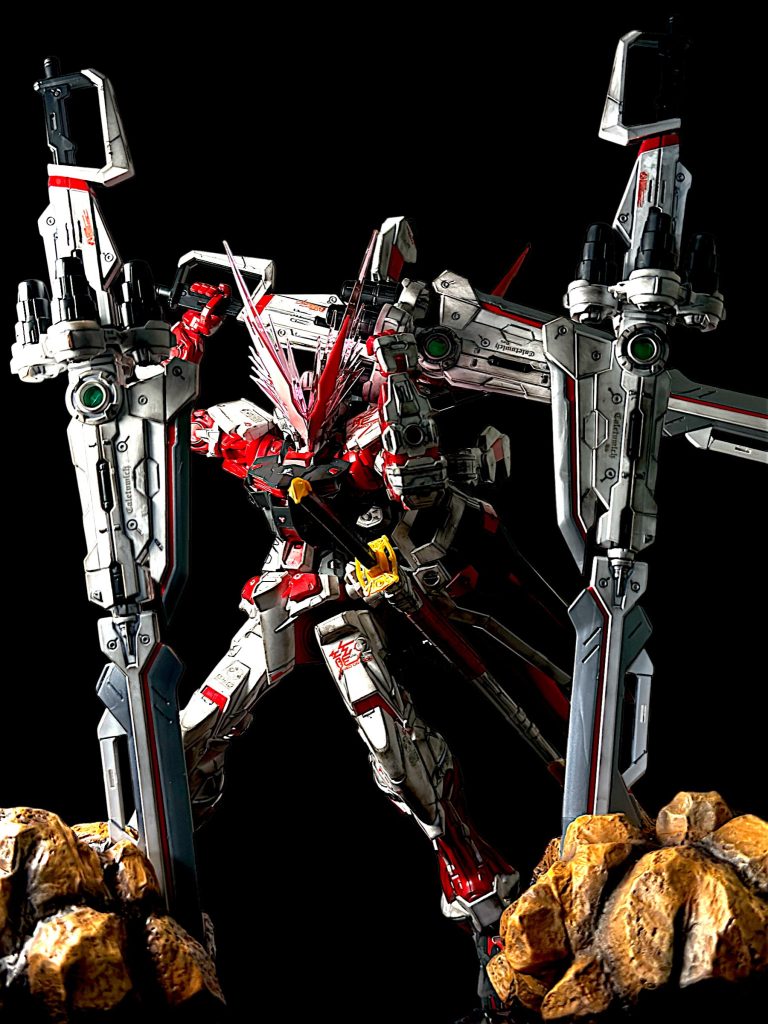 「俺たちと、レッドドラゴンならやれる！」のセリフに合うような構図にしてみました。 カレトヴルッフの迫力が伝わるよう、岩に刺した2本には、いつもより念入りにウェザリングを施しています。