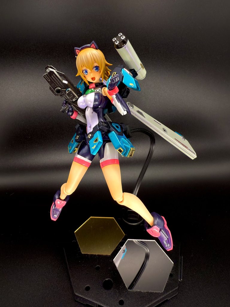 アーマー装着。極めて良好な可動範囲を持っており、ボージングは無限大。普段MSしかいじっておらず、人間の自然なポージングはなかなか難しいです。