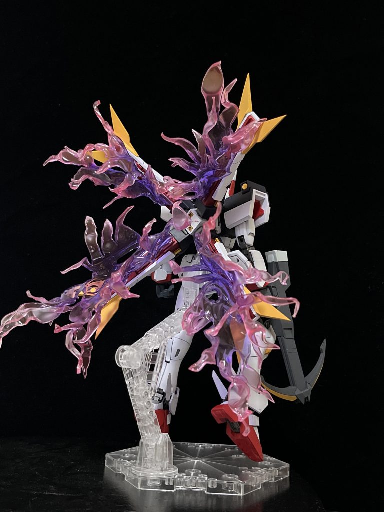 光の翼はプラ板を熱して作り、ファータモガーナフォーゲルにフィンがあるのでそこに差し込み再現しています。
