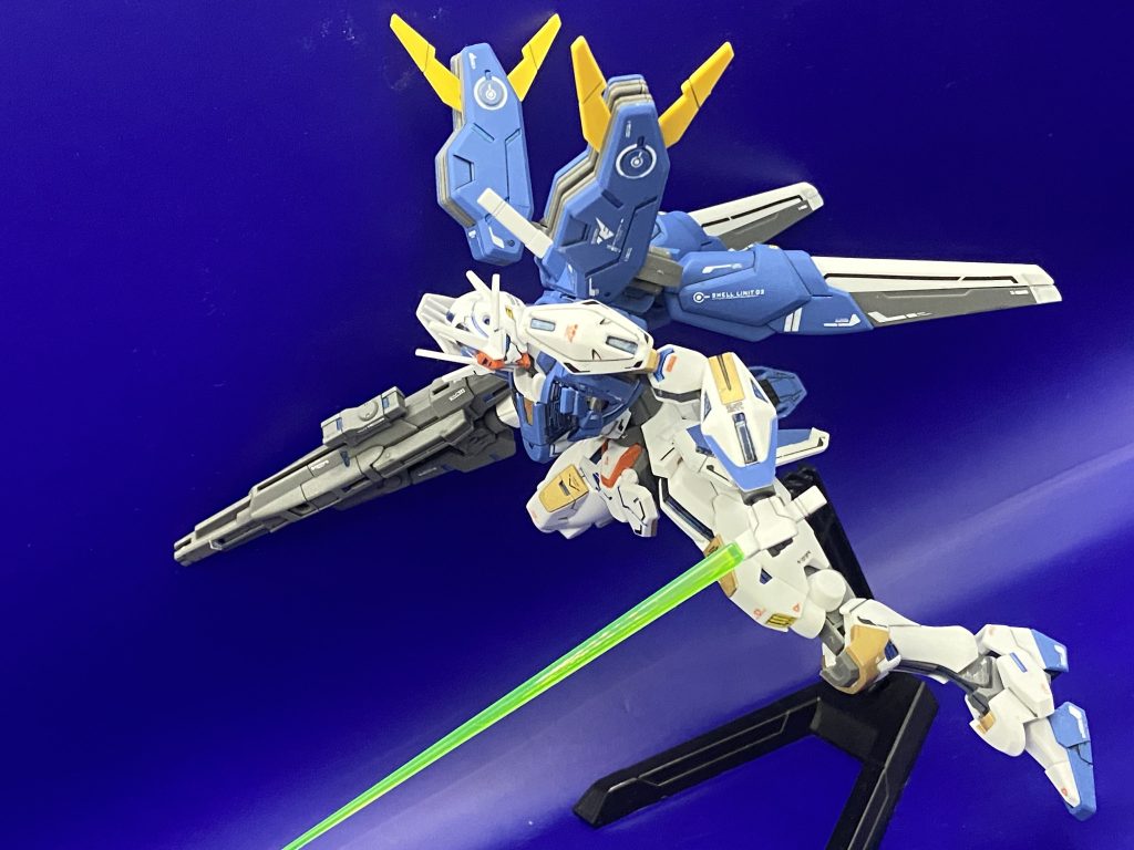 ビームサーベルとライフルを構えてポーズエアリアル改修型は腰との接続時期がボールジョイントであり上の装甲と少しかするぐらいう加減なので結構胸を前に倒すこう言ったポーズも取れるのがいいところです!