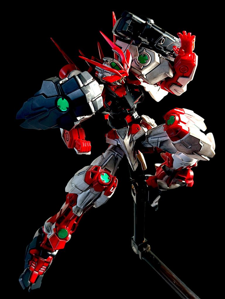 必殺技、粒子発勁をイメージしたポーズ。 鎧の各部が干渉するため、拳法の構えをとらせるのは少し苦労しました。 また、鎧の造形が良いので、よく見えるよう、敢えて横から撮影してみました^_^