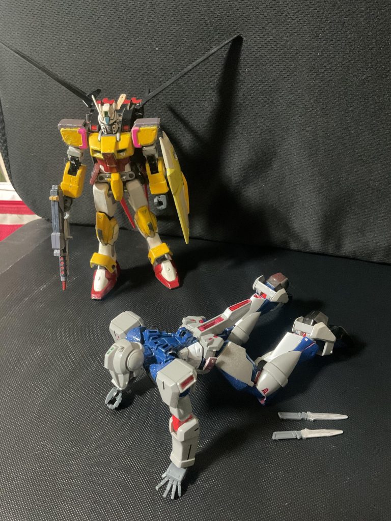 トラウマとスローターある日地球連合より破棄されたコロニーにてテロリストが潜伏していた可能性が残っているか調査を依頼された。その中コロニーのデータを解析する為にエンジニアは調査を行いジンとダガーにて周囲の警戒を行っていた。しかし、ダガーは戦闘の可能性があるにも関わらず調整がまだであり、OSの調整をお願いする為に近くに降りたが…運悪く逆光の照らされたダガーのシルエットは彼のトラウマそのものだった…