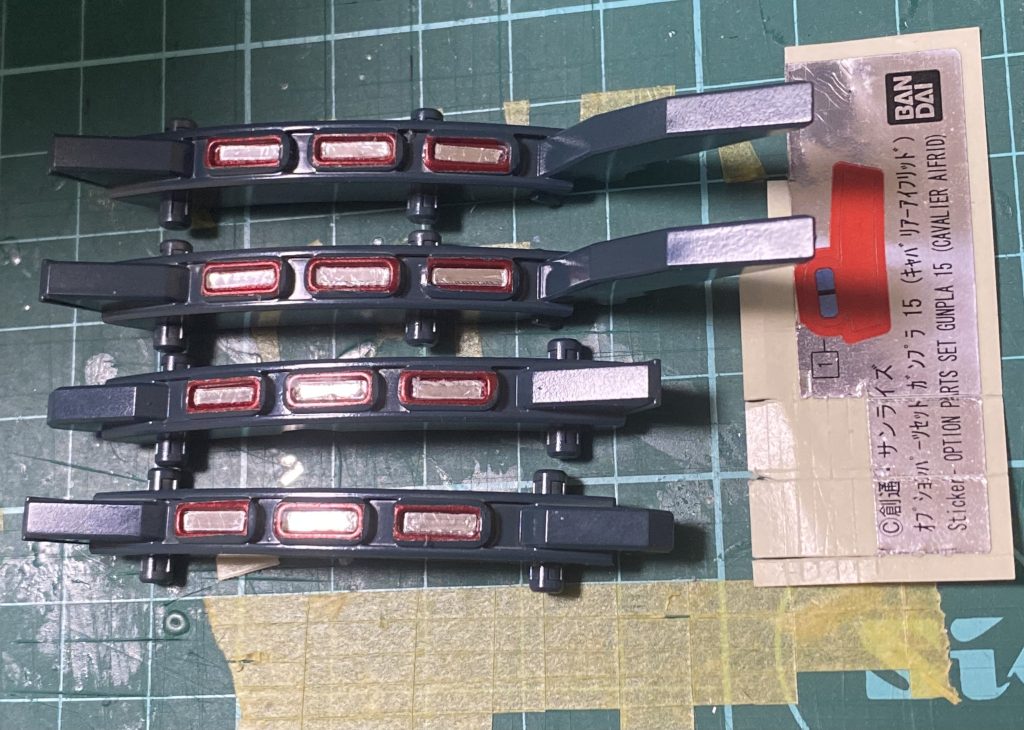 円盤に挟まれる部分塗り分け後、付属のホイルシールの余白を切り刻んで貼ってみました。