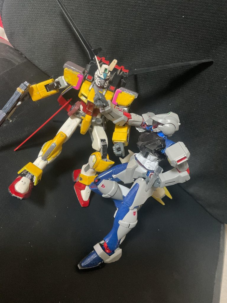 錯乱した彼のエンジニアアストレイは素早い動きでダガーの首を切り落とす。余計な重量がない分、低重力下での機動性は高い。