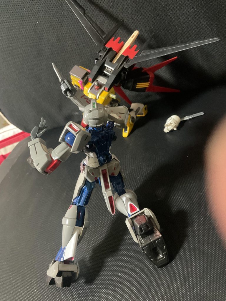 このダガーにはOSに対応できる動きが無くなすすべなく斬られてゆく…遂にナイフがコクピットを標的にした時ジンの信号弾がコロニー内を明るく照らす!「やめなさい!」ジンはエンジニアアストレイの前に立ちはだかった…。メインの写真は我に返った彼の一言である。