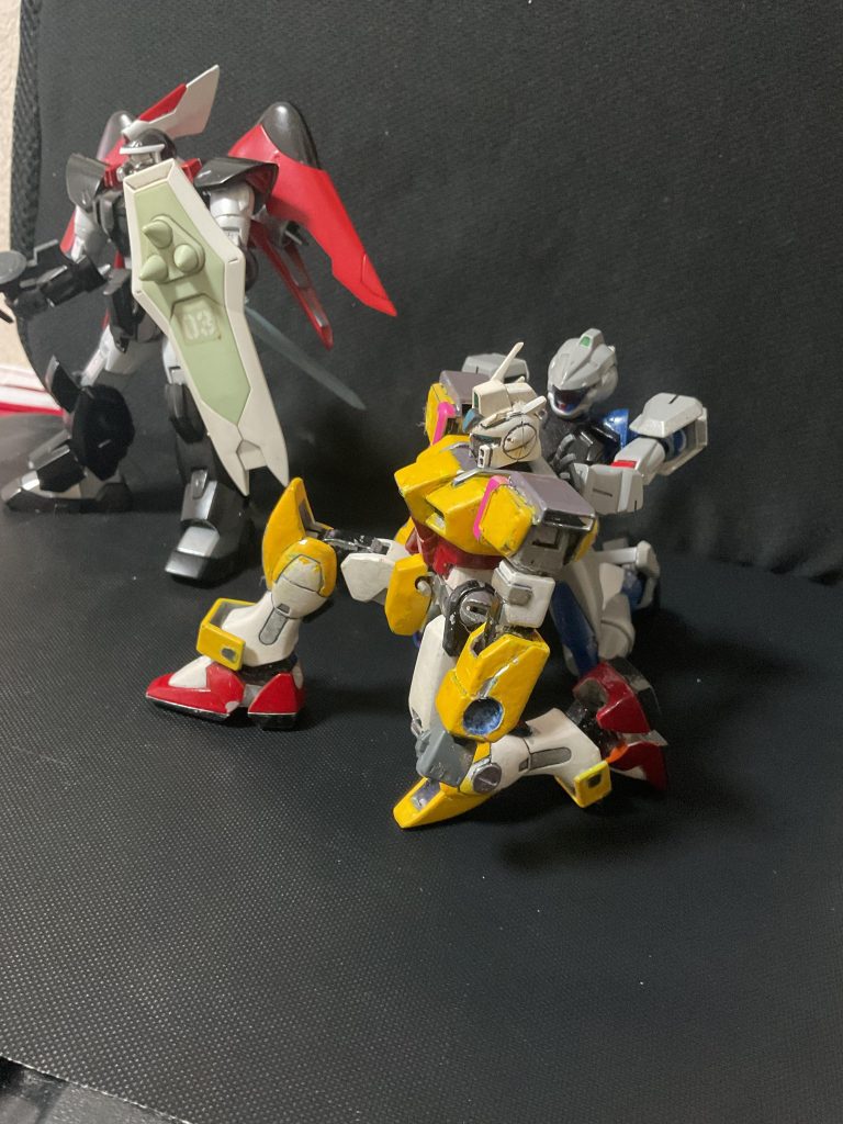 このエンジニアアストレイはMSや色々な装備、機械を修理、改修を行うことが目的として調整されている。特にナチュラルはOSの調整ができなくては全くと言ってよいほど仕事ができない為、現地で改修を行うことが重要である。コーディネーターほどでないとしてもある程度活動する事ができる。(おおよそコーディネーターの5分の1の効率ほどに向上しているとみられる。)他のMSより小さい手は細かい作業やハッキングの際に有利であり、重量となるパーツは極力外す事で多くの場所への侵入を引っかかる事なく可能となった。また、機動のサンプルは忍者を基礎としてOSを書き換えており、動きは早くスラスターも音が小さい。また小さい装備を緊急時には使用可能であり近接格闘もできるようになっている。