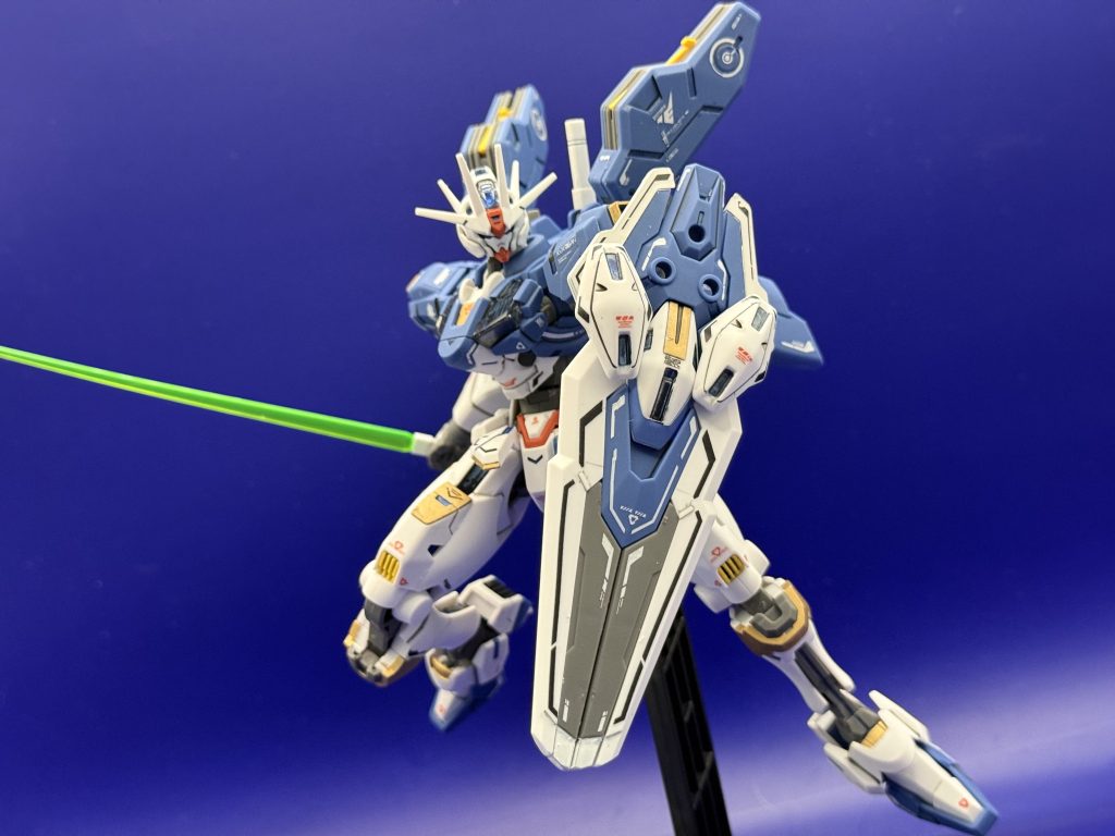 ビームサーベルを構えるポーズエスカッシャンが非常に目を引くので大体どんなポーズをしても様になりますエアリアル!